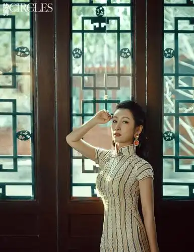 秦海璐登时尚封面,穿旗袍优雅又知性,气质这块拿得死死的!