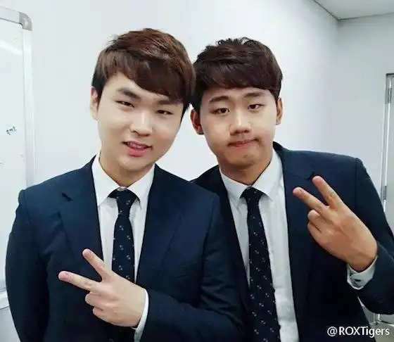 小编也觉得:roxtiger的几位穿上西装的样子真的非常的帅气,小花生也印