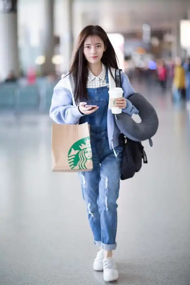 鞠婧祎机场造型引发热议:牛角大衣与牛仔裤展现时尚魅力 鞠婧祎近日
