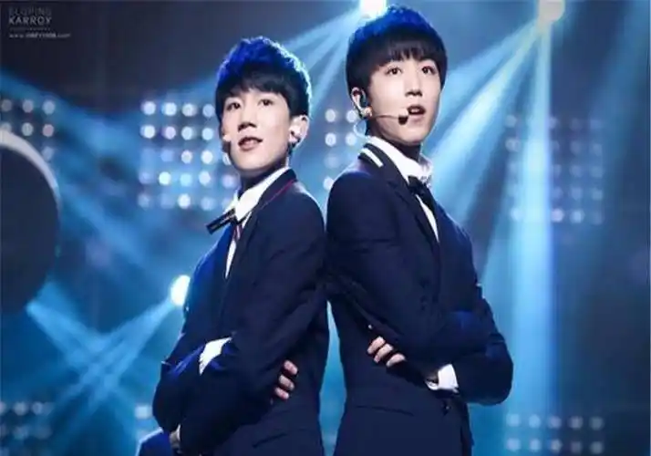 原创王俊凯王源同台出席活动一前一后走红毯粉丝表示激动不已