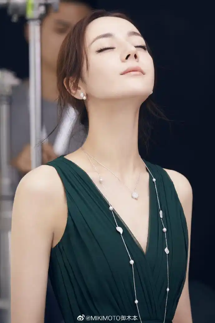 迪丽热巴品牌新图公开 台前幕后都散发迷人华光