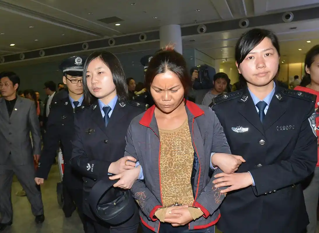 缅甸最大女毒枭,4岁玩枪,长大后掌握整个毒品产业,90岁去世