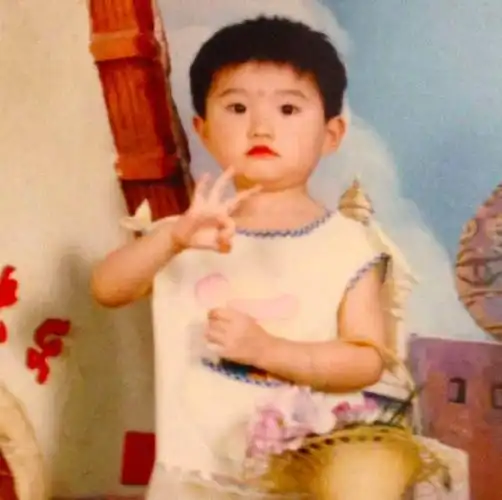 景甜发自己童年照,堪称逆袭式长大,网友:小时候是真的丑!_网易订阅