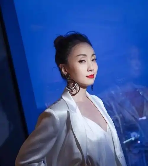 小陶虹穿运动装秀一字马48岁依然好身材太令人羡慕