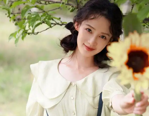 圈内有盛传,李沁的老公是华汉,这纯属无稽之谈,更无从考证.