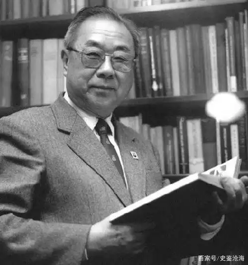 相比较于优秀的外公外婆来说,高晓松的父亲高立人虽然稍显逊色,但是