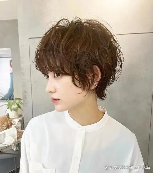 超火爆的撇耳头,是经典款短发,是上班族,学生最喜欢的短发之一.