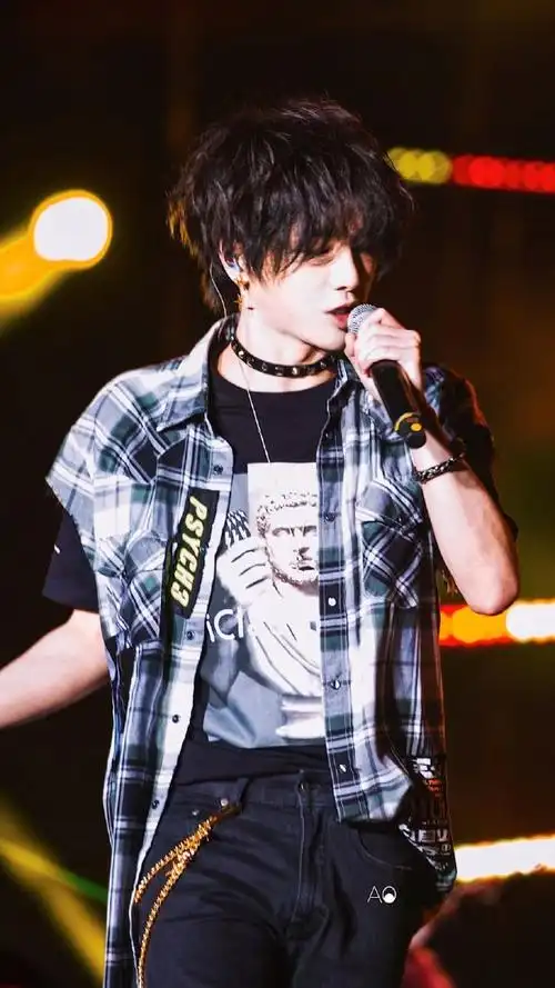 华晨宇上海滴水湖音乐节来咯,超帅气的说