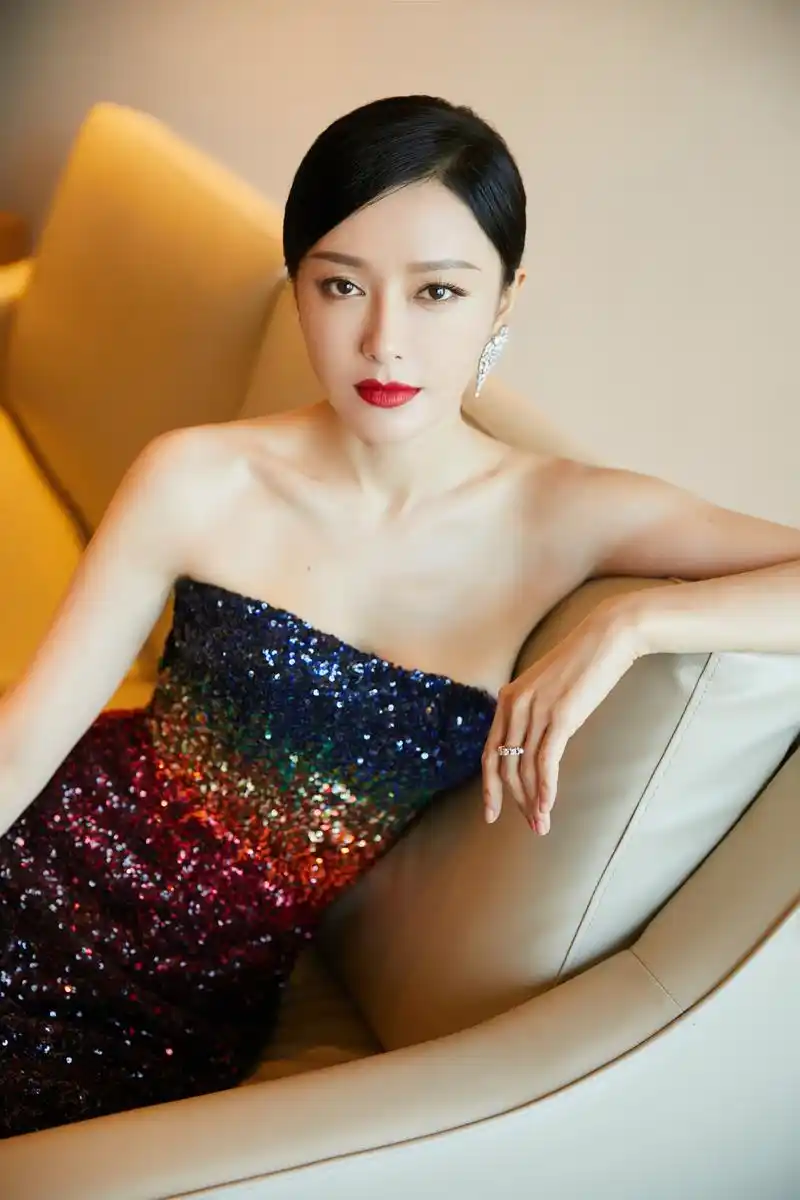 今晚秦岚将出席金鸡百花电影节闭幕式,一袭渐变抹胸珠片长裙,搭配经典