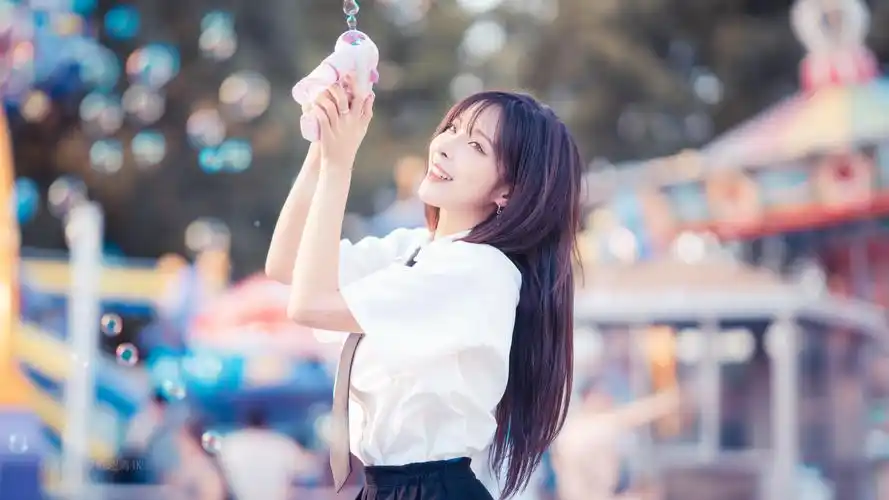 吹泡泡的漂亮女生唯美壁纸