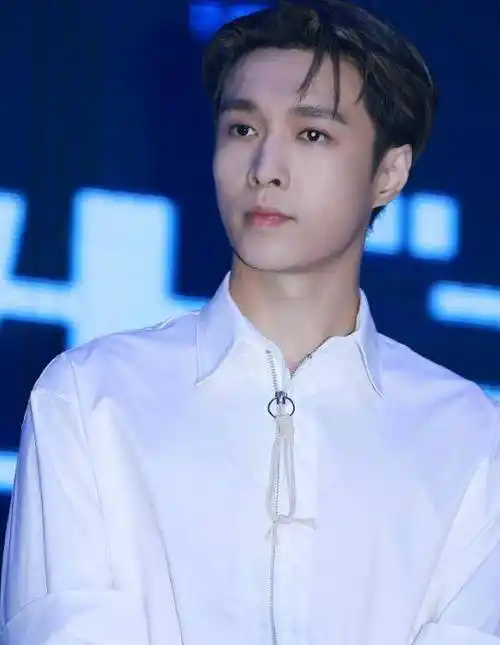 张艺兴的颜值也一直在线,五官精致优越,真的跟精修没多大差别!