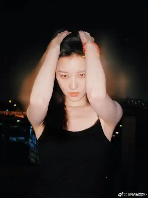 倪妮u领吊带裙a感##倪妮u领黑裙氛围感