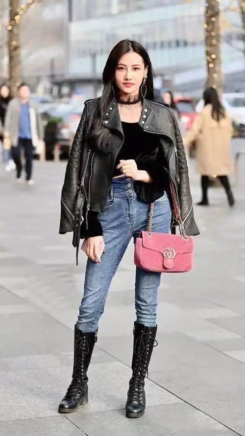 路人街拍,小姐姐时髦的皮夹克搭配高腰牛仔裤,超级有魅力_的设计_效果