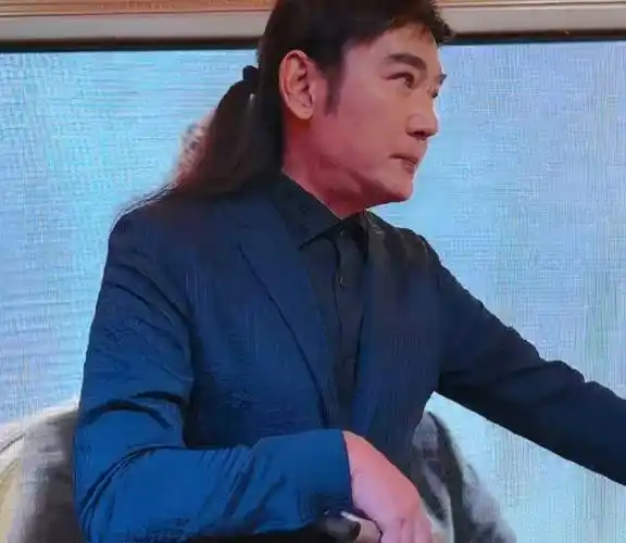 焦恩俊55岁无老神话再现,身边的美女也是年轻貌美!_贾静雯_内地_母女