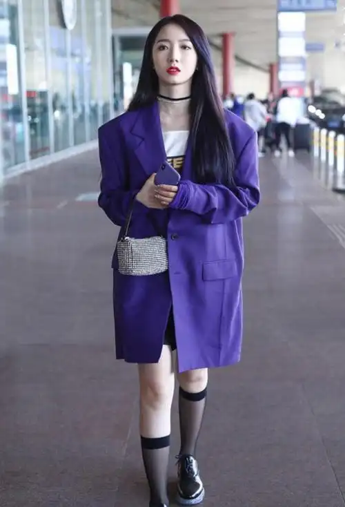 都说孟美岐腿粗,当看到她穿半腿丝袜一点没赘肉时,黑粉闭嘴了!