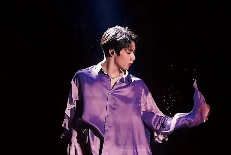 刘耀文在跳舞时真是有着别致的帅气能令他瞬间魅力四射