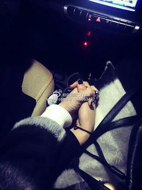 万能的网友,给我一张男的开着车还牵着女朋友手的这种图片,不要喊我