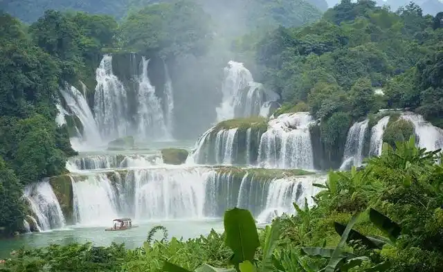 湛蓝湛蓝的天空中飘着一朵又一朵雪白雪白的云,大地之上挺拔的大山和