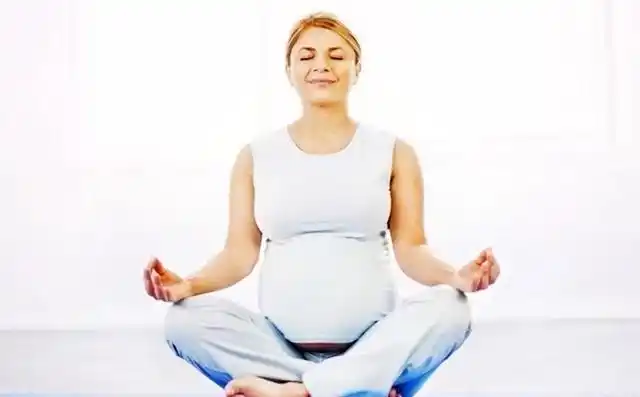 做好这个准备工作后,孕妇开始慢慢的向下滑动身体,到处于坐姿的时候停