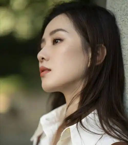 刘诗诗穿皮衣好飒绝美颜值依旧能打吸引众人的目光