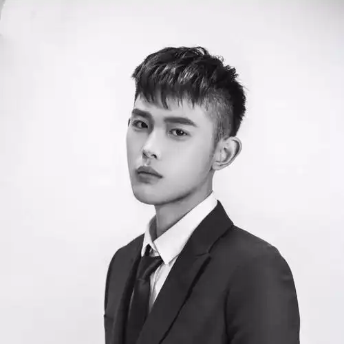 留两边铲刘海短发的男生好帅