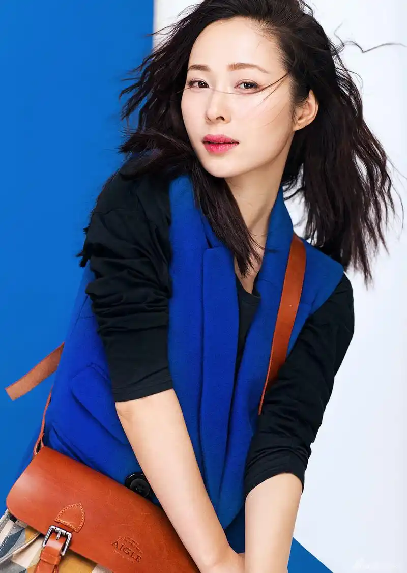 组图:江一燕潮范俏皮登封面 自侃"小仙肉"_高清图集_新浪网