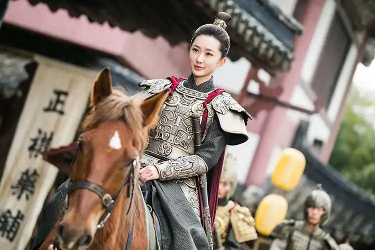 迟宁宁新剧杀青 女将军英姿飒爽