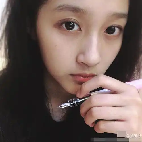 国民闺女关晓彤晒素颜照五官清秀大气图