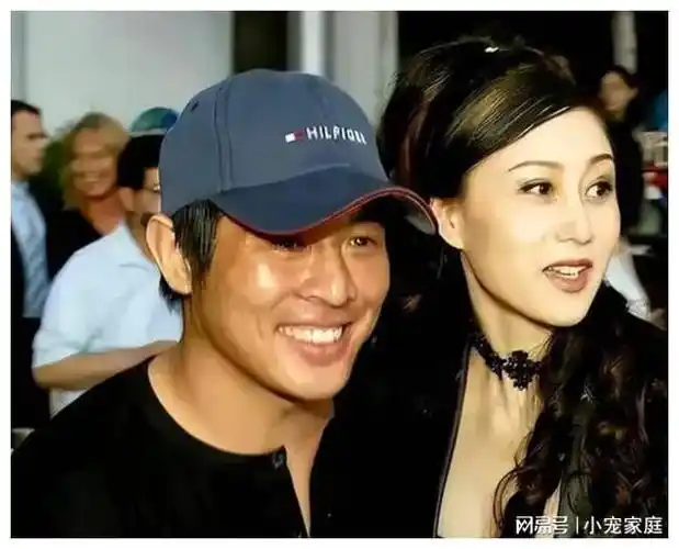 李连杰与62岁利智共同礼佛,利智戴佛珠回归颜值巅峰