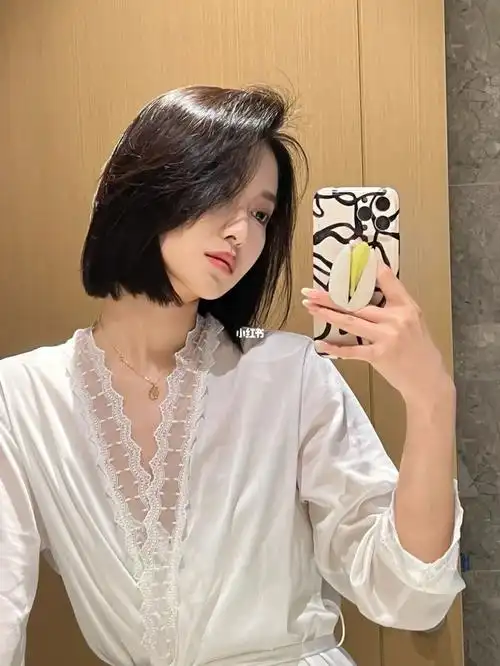 短发随意一点很好看,这款短发在脖子这里,发尾不规则的碎发,修剪的上