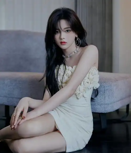 杨超越抹胸白裙光影大片白玫瑰抹胸裙凸显清纯气质