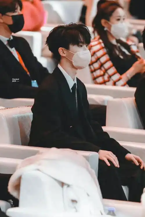 马嘉祺黑色西装随拍