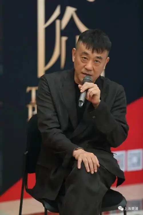 里的编剧,在上海的舞台上,演员何冰依靠他精湛的表演收获了观众的喜爱