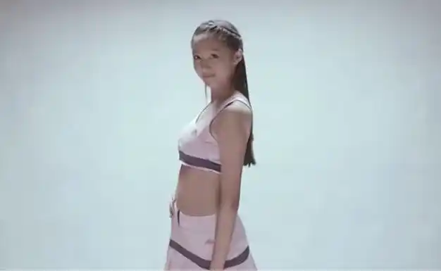 关晓彤早期写真火了穿背心搭配短裙素颜朝天依然迷人