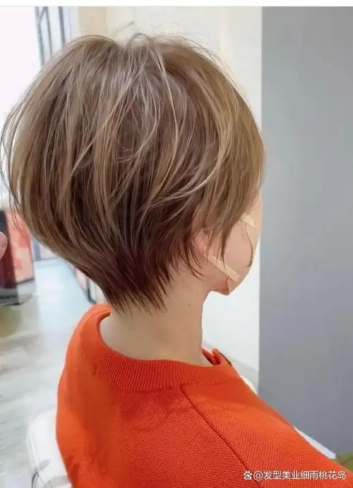 搭配齐刘海或空气刘海等类型刘海,气质都是不一样的,而且也可以选择烫