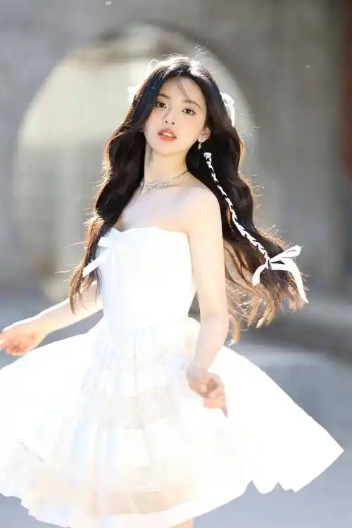 杨超越白色连衣裙青春活力写真_的设计_穿着_裙子