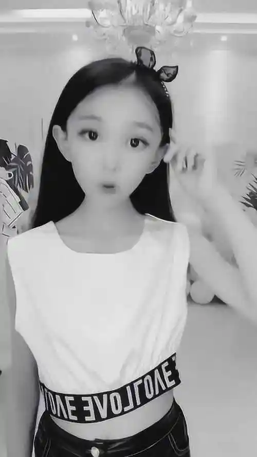 宋小睿扮演安琪拉黑白照的她仿佛已经黑化千万别招惹她