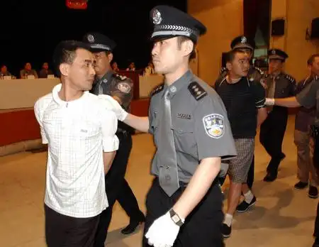 图文:两名毒贩被押解出庭执行死刑