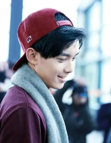 18岁的吴磊真会穿!一件格子衫尽显年轻气息,笑起来的样子太撩