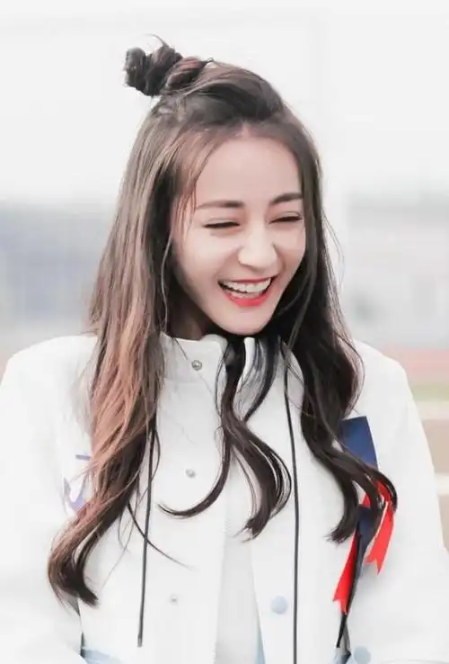 迪丽热巴的清纯美照美艳动人