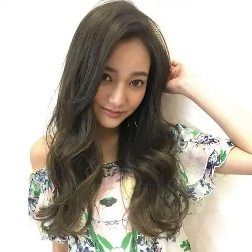 长发柔卷大波浪发型,适合所有留长发的女士.