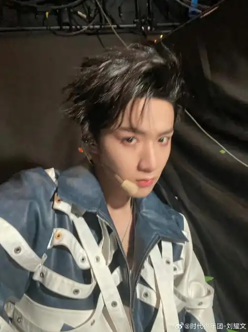 和刘耀文一起拥抱春天##凝聚v力量