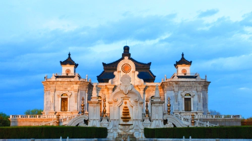 城西北郊区,与颐和园相邻,由圆明园,长春园和万春园组成,也叫圆明三园