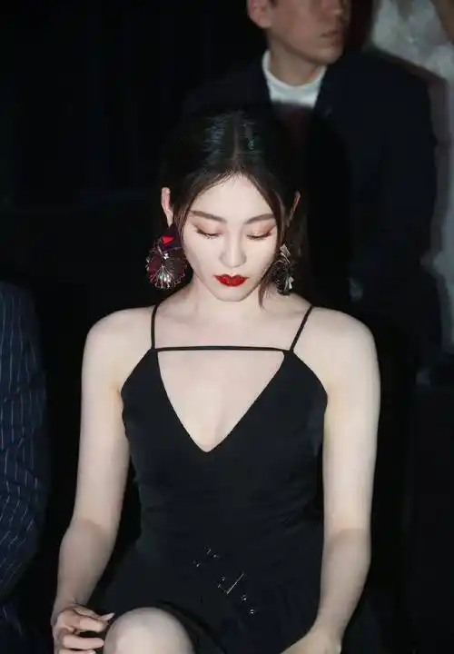 祝绪丹身穿黑色吊带高跟鞋,尽显迷人魅力!