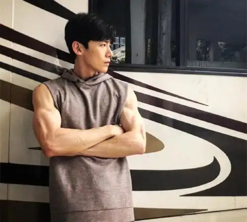 各位读者,你喜欢的明星他在健身吗?你认为男明星该过度举铁吗?