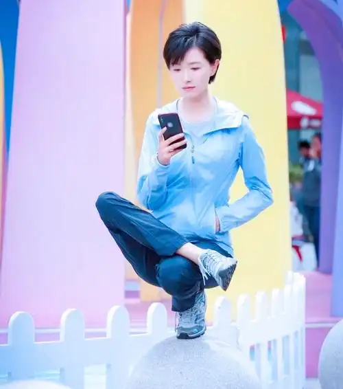 万茜升级版"亚洲蹲",看呆网友,美腿更是不输腿模_腾讯新闻