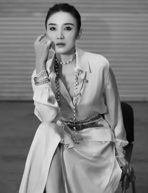 宋佳丝缎连衣裙曼妙灵动写真图片18