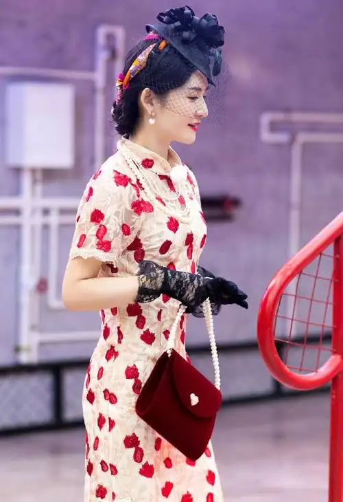 谢娜身穿一袭印花旗袍复古摩登在人群中美成焦点