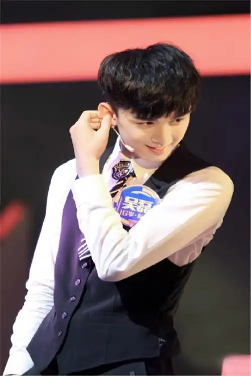 90后小鲜肉吴磊高清手机桌面壁纸下载-明星-手机壁纸下载-美桌网