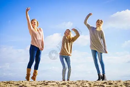 三个充满喜悦的女人天空的背景下跳跃女朋友户外玩得很开心三个女人跳